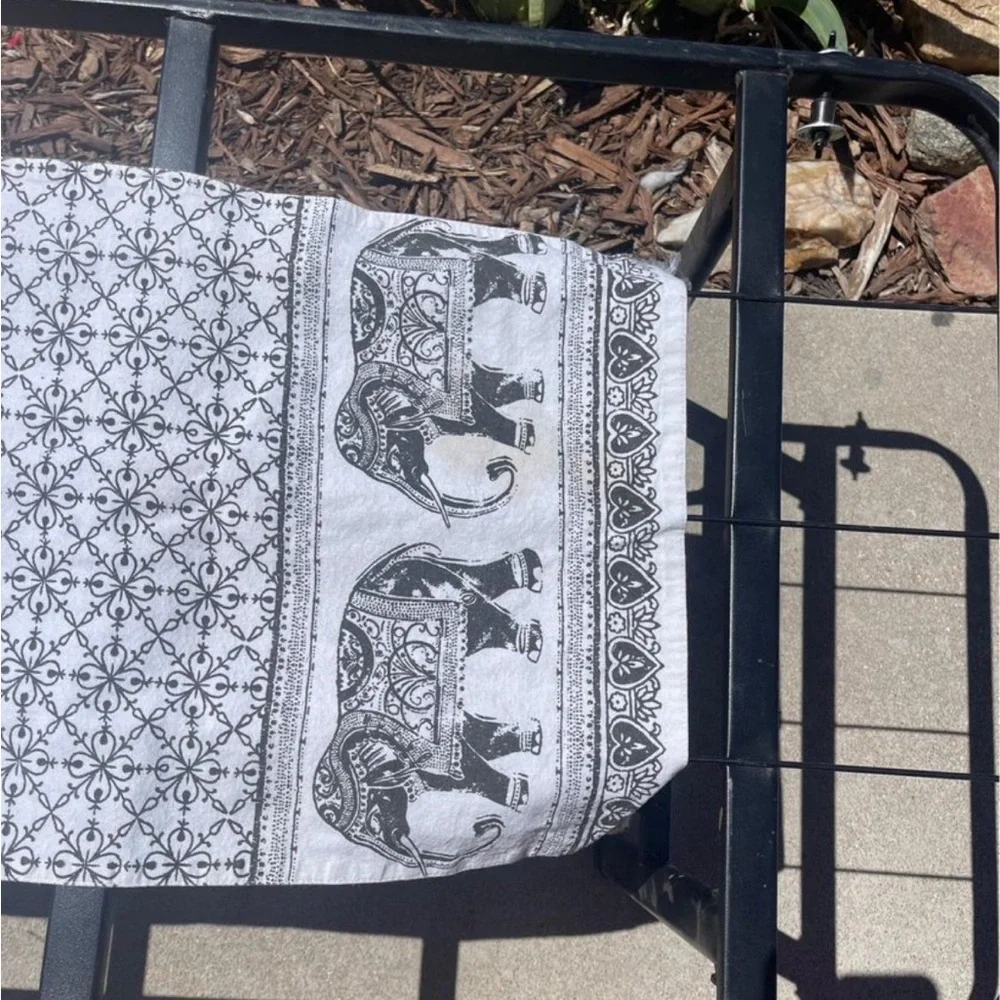 Elephant table runner - Picture 2 of 3